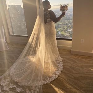 I’m selling my wedding dress along with the beautiful